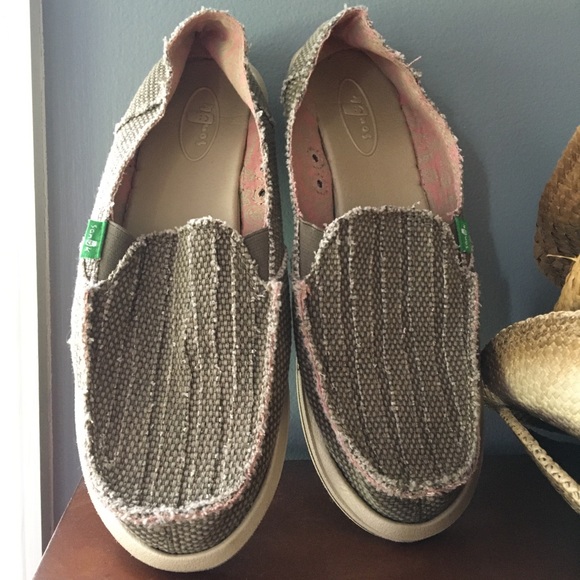 beach shoes sanuk